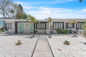 Exterior - Intracoastal Waterside Studio 2 Blocks to Beach (Clearwater Beach)