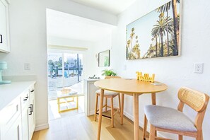 Dining - Bright Waterfront Studio Walk to Sand (Clearwater Beach)