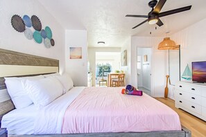 Iron/ironing board, travel cot, WiFi, bed sheets - Bright Waterfront Studio Walk to Sand (Clearwater Beach)