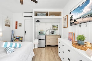 BĂŒgeleisen/BĂŒgelbrett, Reisekinderbett, WLAN, BettwĂ€sche