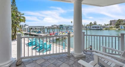 Stylish Waterside Studio 2 blocks to Beach