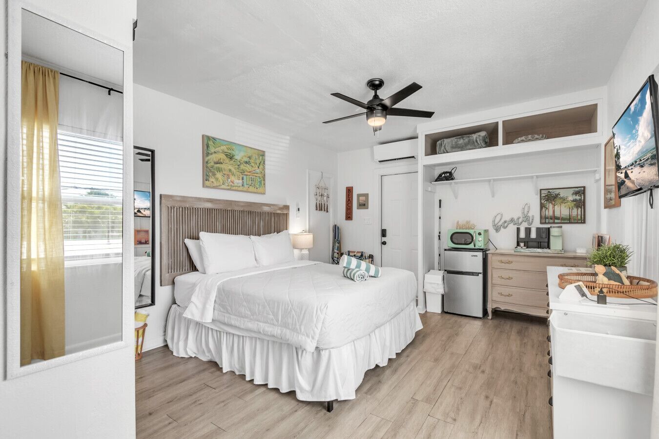 Een strijkplank/strijkijzer, reisbedje, wifi, beddengoed