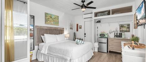 Een strijkplank/strijkijzer, reisbedje, wifi, beddengoed