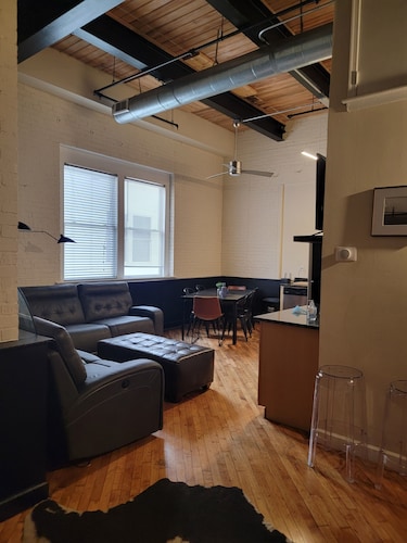 Metro Art Loft + 5 Mins Downtown Richmond
