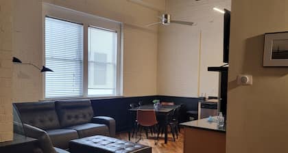 Metro Art Loft + 5 Mins Downtown Richmond