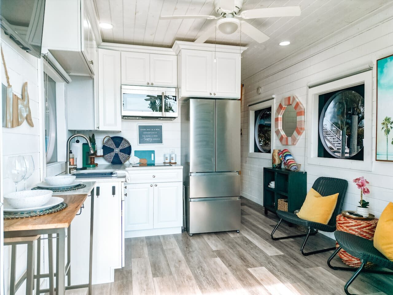 Frigorífico, microondas, placa de cocina y cafetera o tetera