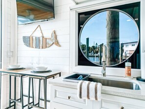 Réfrigérateur, micro-ondes, plaque de cuisson, cafetière/bouilloire