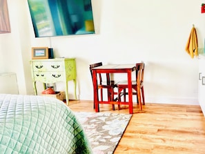 Iron/ironing board, WiFi, bed sheets