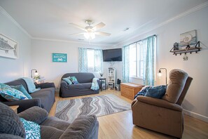 Living area - 800 ft to beach! Family friendly, Pet friendly, restaurants, shopping, FUN! (Oak Island)