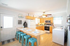 Microwave, oven, stovetop - 800 ft to beach! Family friendly, Pet friendly, restaurants, shopping, FUN! (Oak Island)