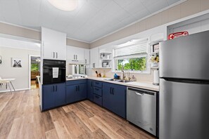 Refrigerador, microondas, horno y lavavajillas 