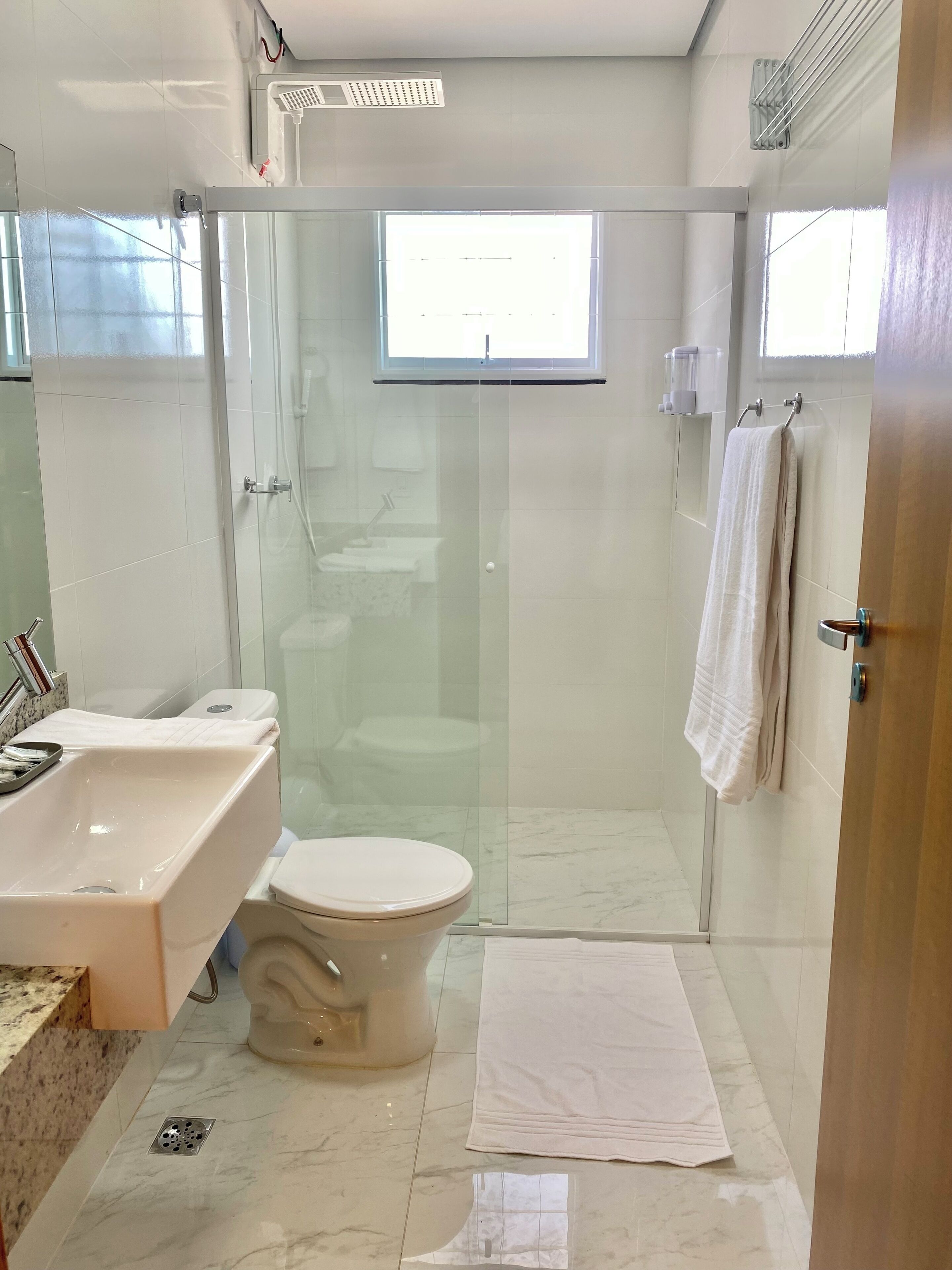 Dusj, hårføner, håndklær og såpe