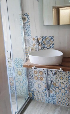 Douche, sèche-cheveux, bidet, serviettes fournies