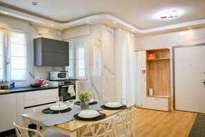 Microondas, horno, placa de cocina y lavavajillas