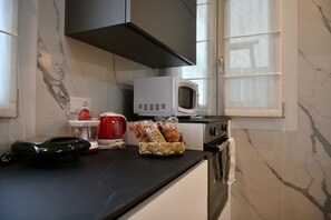 Four à micro-ondes, un four, surface de cuisson, lave-vaisselle