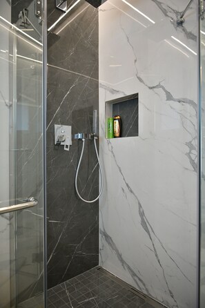 SĂšche-cheveux, serviettes fournies, savon, papier toilette