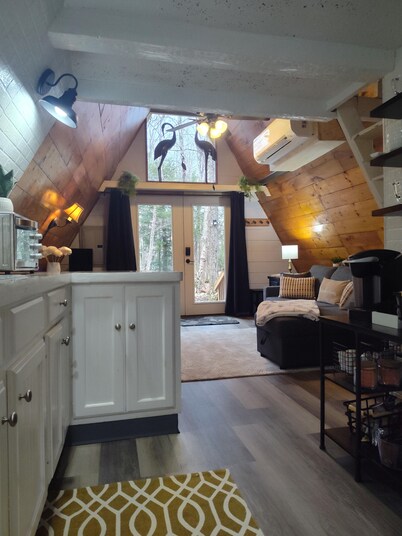 Dog/Family Friendly A-Frame! Walk to Lake/Kayak use in the Berkshires!