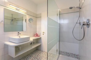 Ducha, secador de pelo, bidé y toallas