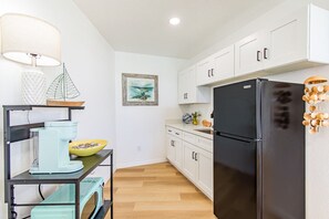 Réfrigérateur, four à micro-ondes, surface de cuisson, cafetière-théière