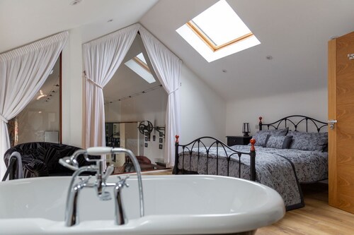 Merok Mill House, Luxury accommodation for 4 persons. 2 x king or 1 King + 2 sng