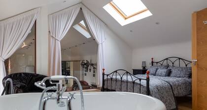 Merok Mill House, Luxury accommodation for 4 persons. 2 x king or 1 King + 2 sng