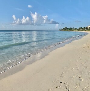 Espreguiçadeiras, toalhas de praia 