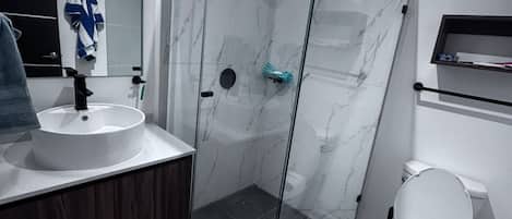 Toallas, jabón, papel de baño