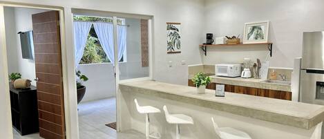 Réfrigérateur, micro-ondes, plaque de cuisson