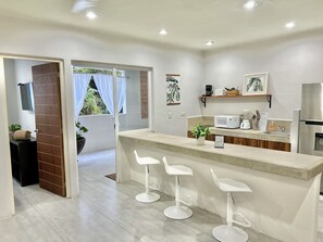 Kühlschrank, Mikrowelle, Herdplatte, Kochgeschirr/Geschirr/Besteck