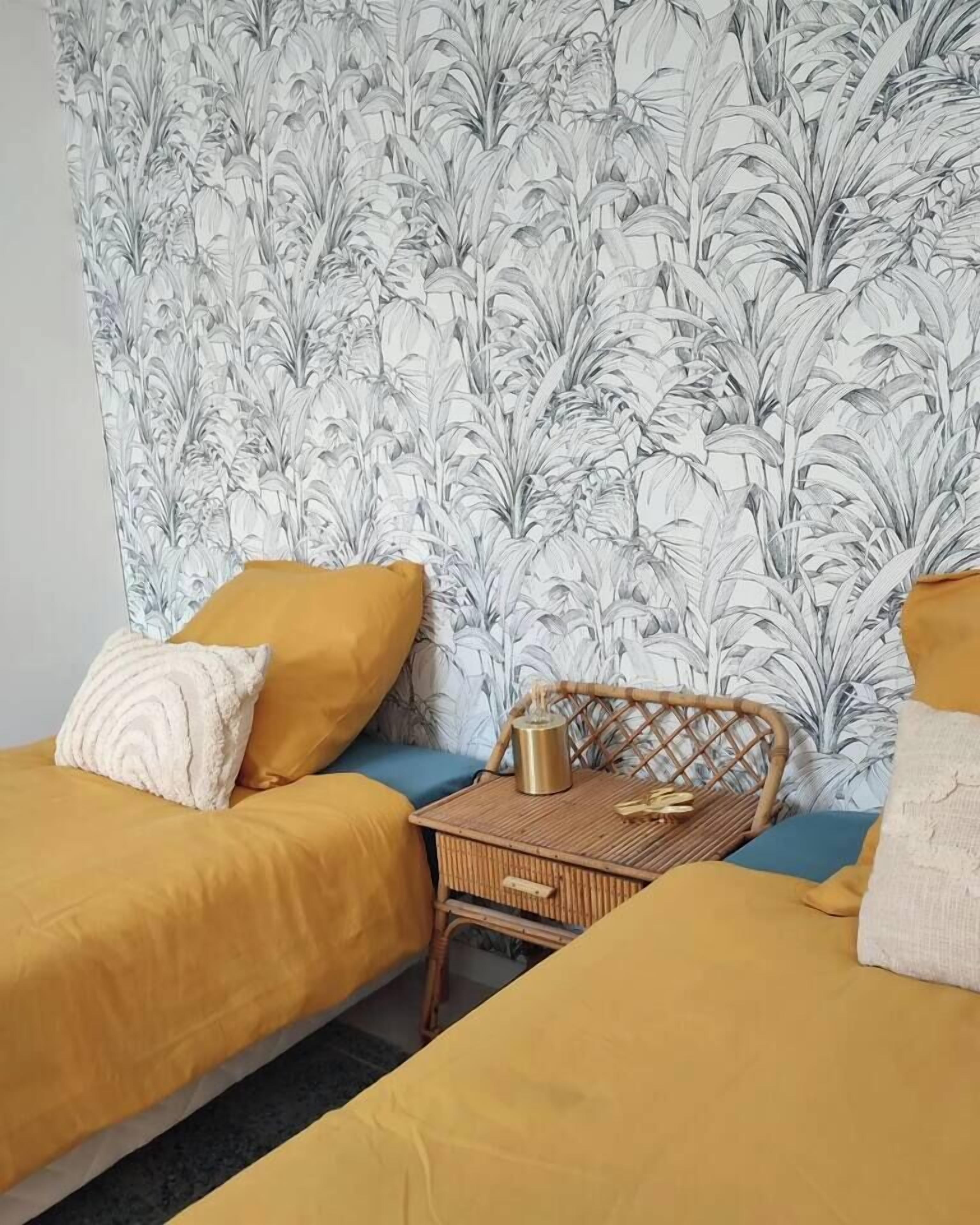 3 bedrooms, desk, Internet, bed sheets