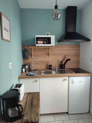 Kylskåp, mikrovågsugn, kaffe- och tebryggare och barnstol