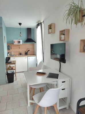 Kühlschrank, Mikrowelle, Wasserkocher mit Kaffee-/Teezubehör, Hochstuhl