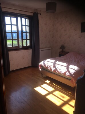 3 chambres, fer et planche à repasser