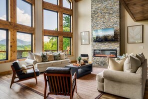 Smart-TV, Kamin, Tischtennisplatte, Bücher