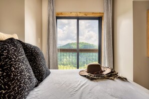 6 bedrooms, desk, iron/ironing board, travel cot