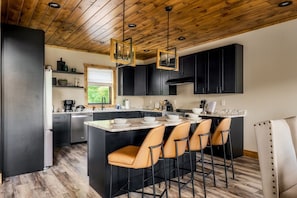 Fridge, microwave, oven, stovetop - Game Room/Theater/VIEWS/Hot Tub - Hidden Splendor (Sevierville)