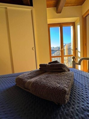 2 bedrooms, iron/ironing board, free WiFi