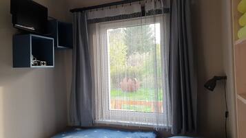 2 bedrooms, travel cot, free WiFi, bed sheets