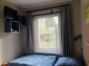 2 bedrooms, travel crib, free WiFi, bed sheets