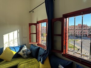 Senior-Apartment, Stadtblick | Wohnbereich