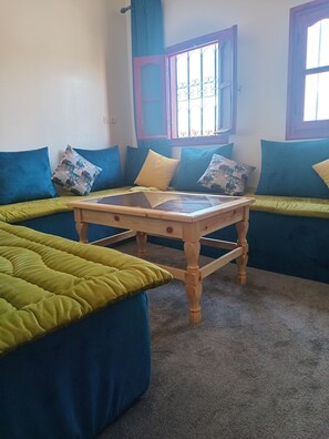 Deluxe Apartment, City View | Living area