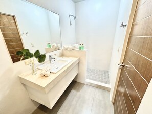 Dusche, Handtücher, Toilettenpapier