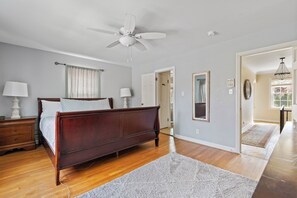 4 habitaciones, escritorio y tabla de planchar con plancha 