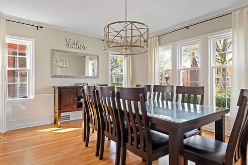 Family Friendly Home, Sleeps 12, 10 min to Cleveland Clinic. Space for Many!