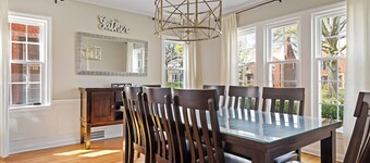 Family Friendly Home, Sleeps 12, 10 min to Cleveland Clinic. Space for Many!