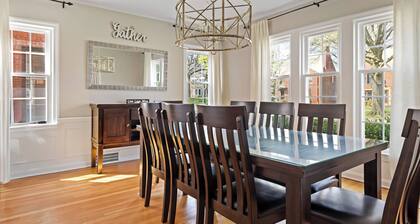 Family Friendly Home, Sleeps 12, 10 min to Cleveland Clinic. Space for Many!