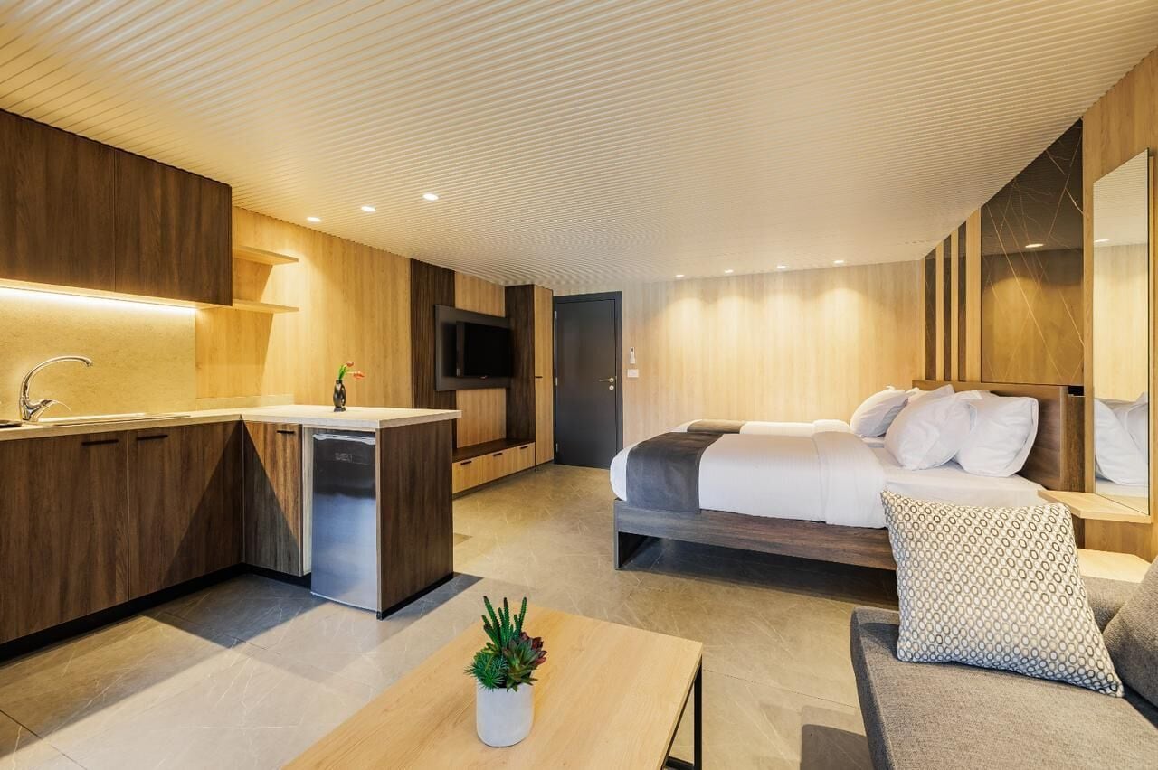 Suite – senior, balkong, delvis sjøutsikt | Safe på rommet, blendingsgardiner, lydisolert og wi-fi (inkludert)