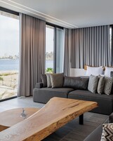 Two Bedroom Suite | Cofres nos quartos, cortinas blackout, quartos à prova de som