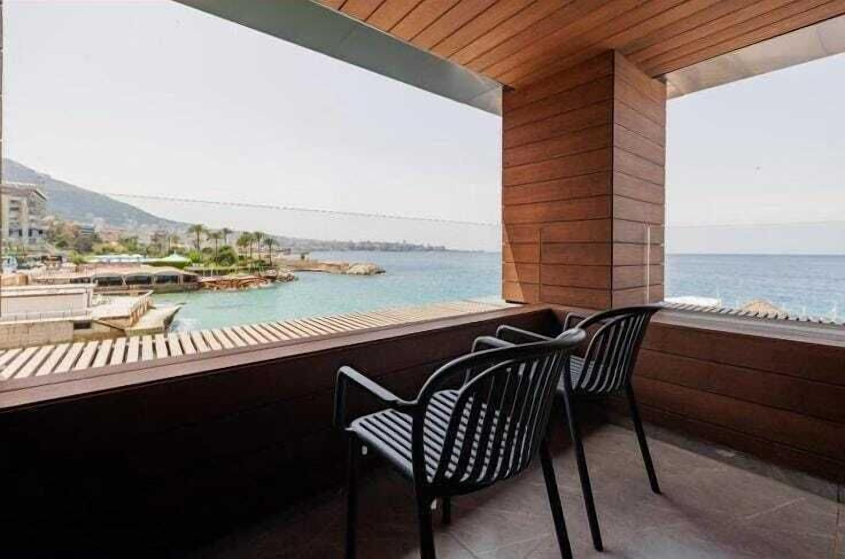 Suite – deluxe, balkong, sjøutsikt | Safe på rommet, blendingsgardiner, lydisolert og wi-fi (inkludert)