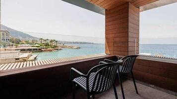 Suite – deluxe, balkong, sjøutsikt | Safe på rommet, blendingsgardiner, lydisolert og wi-fi (inkludert)